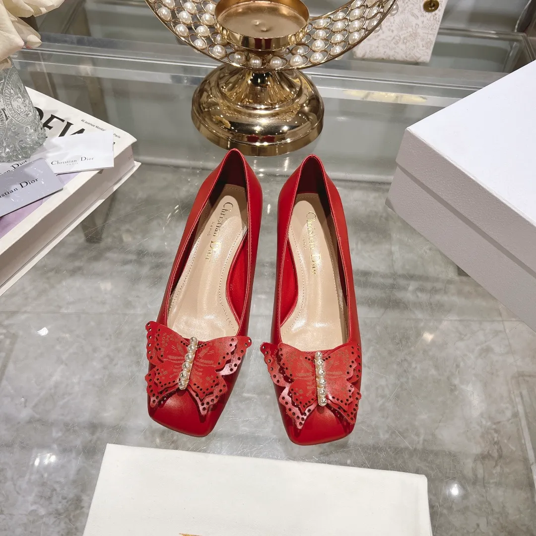 👟👟Ex-factory price 560👟👟 2024 early spring new style ◼️Dior ◼️Dior spring and summer latest fashion show haute couture series sandals Bow Mary Jane ——— Ldylle retro Roman style doll women's sandals CD pearl five metal buckle bow low-heeled women's single shoes Original development top high-end version Material: imported cow patent leather upper + water-dyed sheepskin lining + original molded pearl buckle + Italian genuine leather outsole Size: 34-40 (34.40. Customization is non-refundable and non-exchangeable) Heel height: 4.5cm 8.5cm